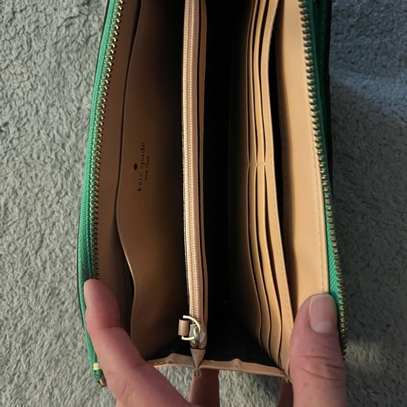 Kate Spade green wristlet. Excellent used condition - Picture 9 of 10